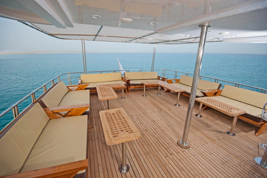 Canapé sur un bateau avec parquet