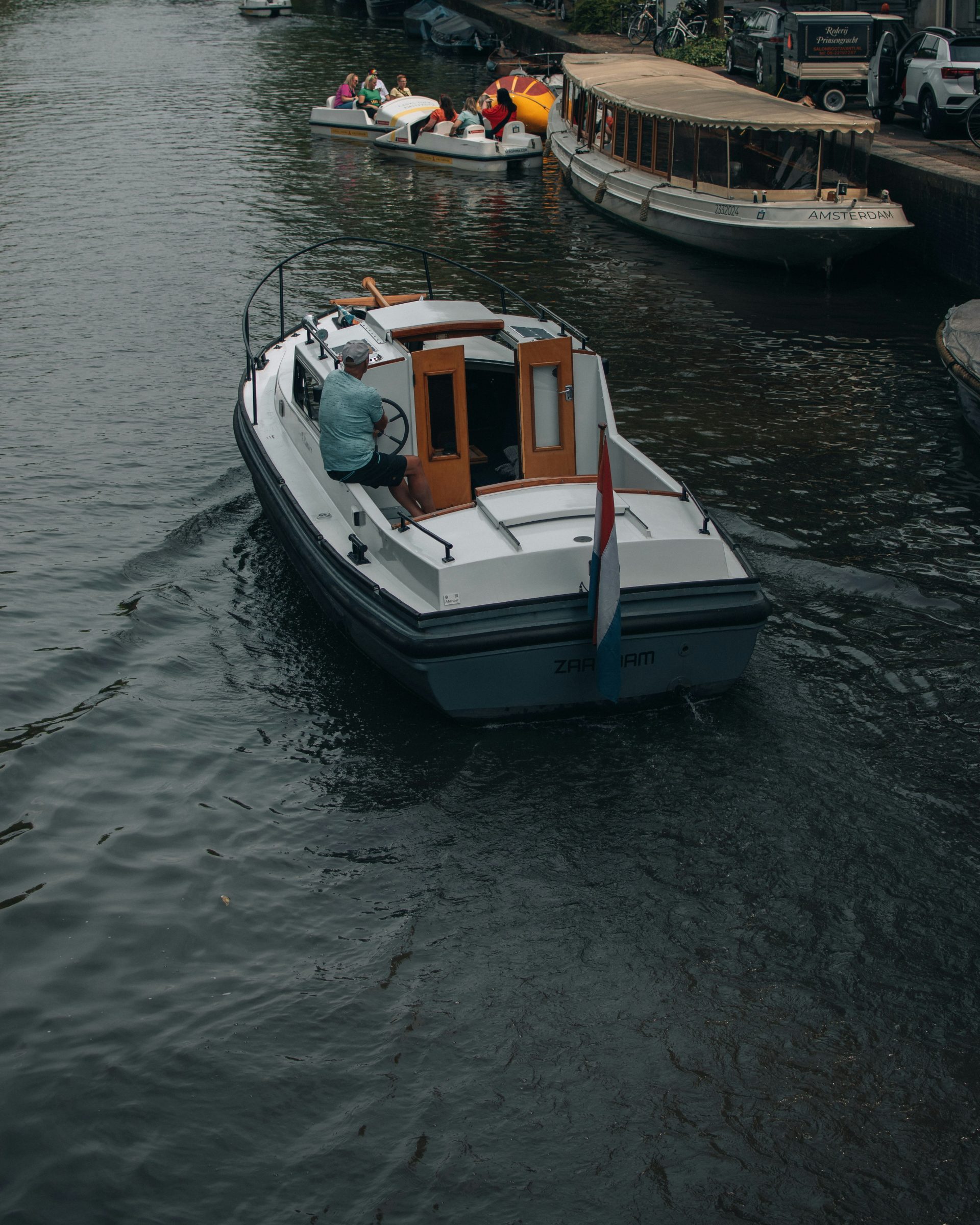 un bateau naviguant sur l'eau
